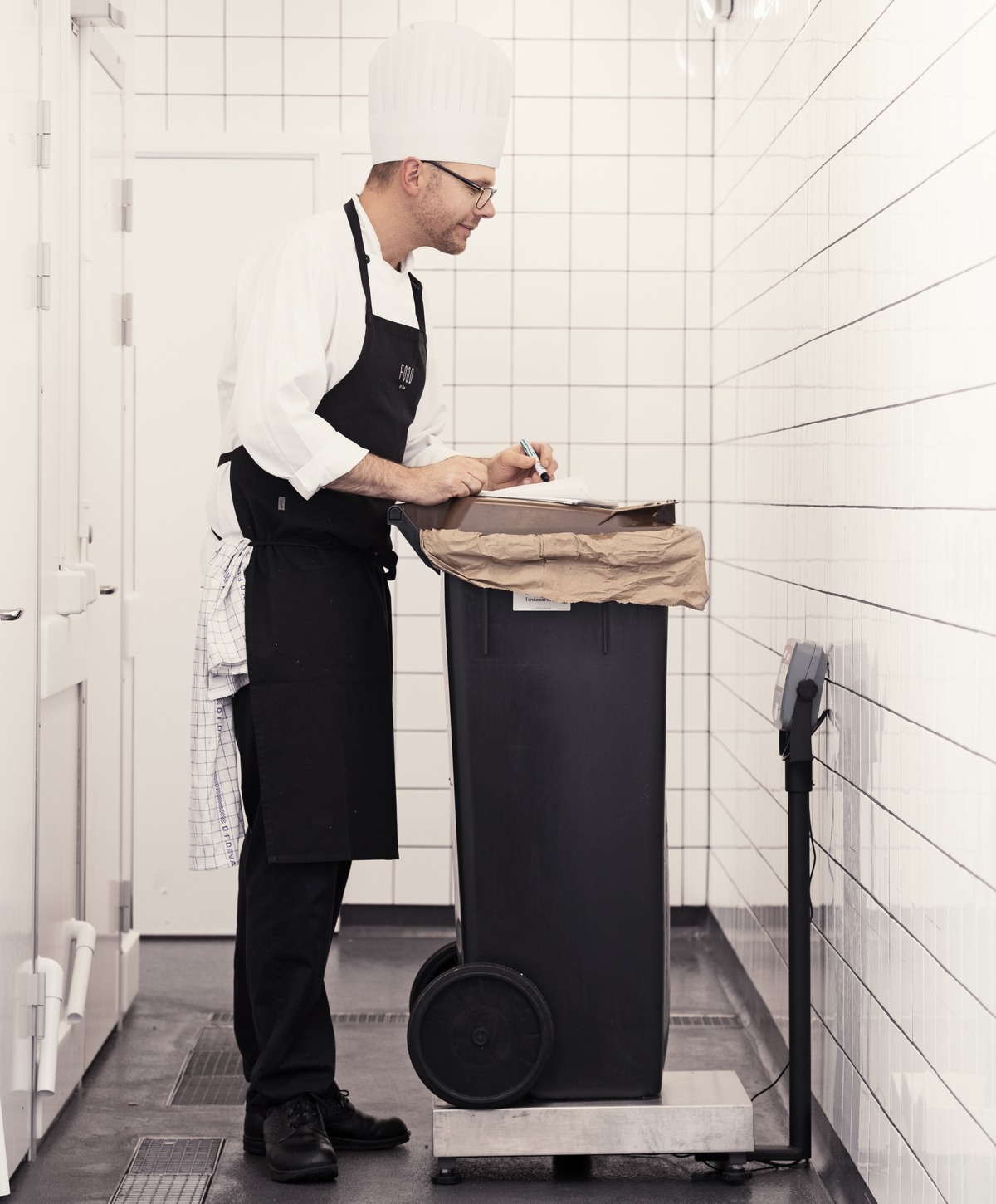 Coor køkkenchef sorterer affald